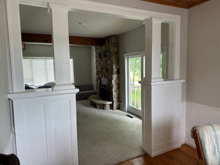 Interior. Charming farmhouse with 4 bedrooms and WiFi, AC near Spring Valley