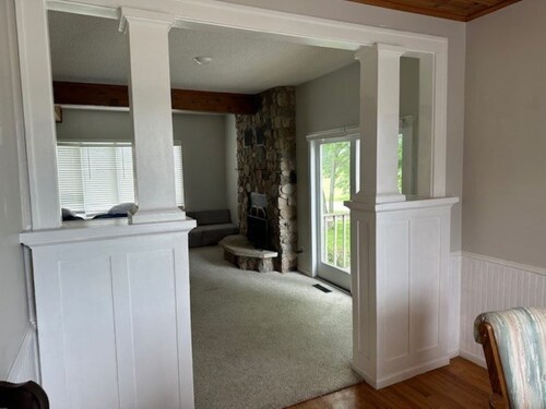 Charming farmhouse with 4 bedrooms and WiFi, AC near Spring Valley