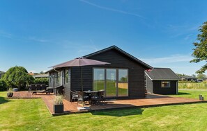 Outdoor dining - Ocean front home in Sæby with WiFi (Sæby)