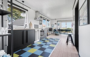 Een koelkast, een oven, een kookplaat, een vaatwasser