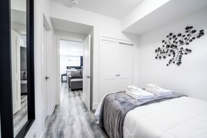 Bureau, fer et planche à repasser, Wi-Fi gratuit, draps fournis