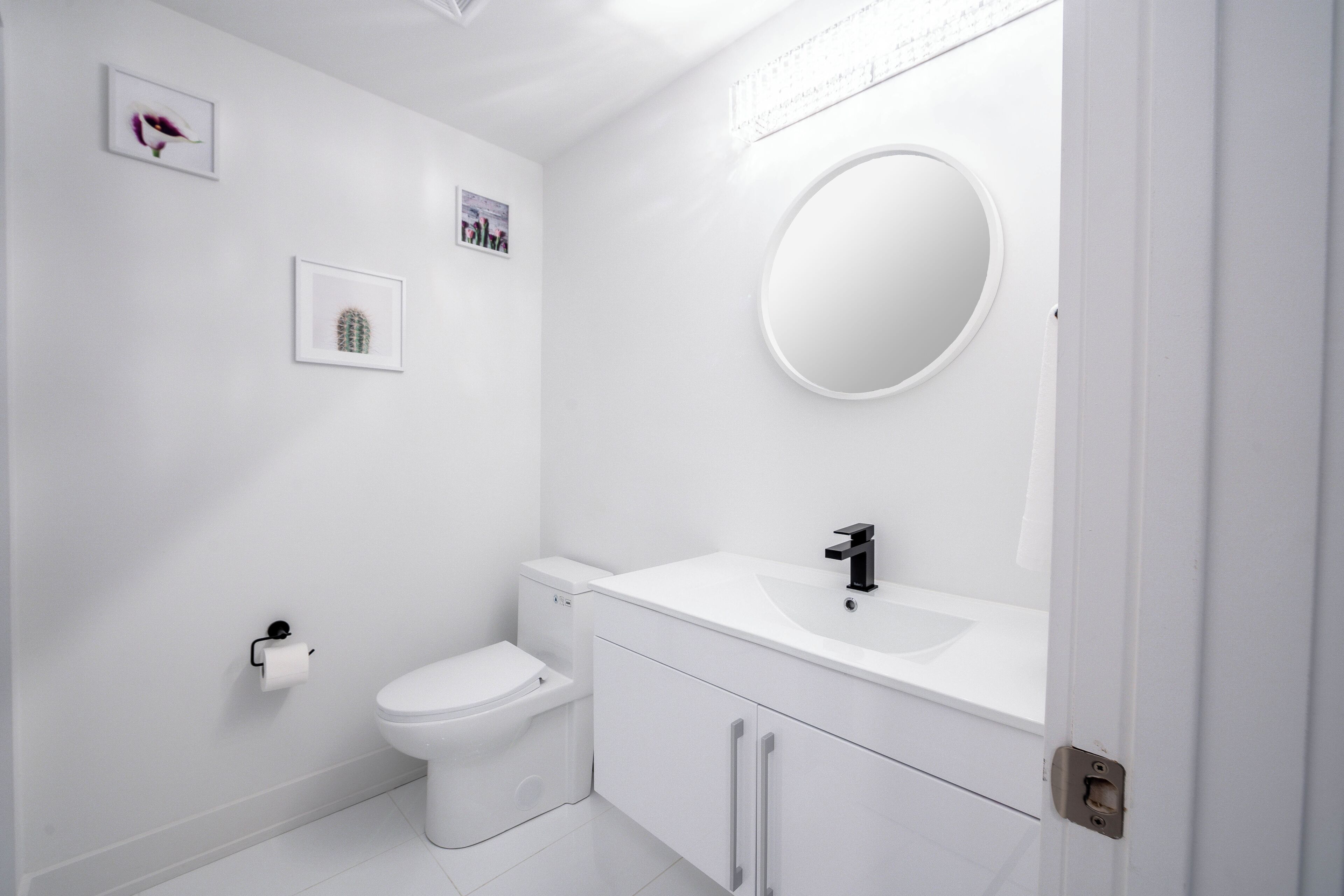 Douche, séchoir à cheveux, serviettes fournies, savon
