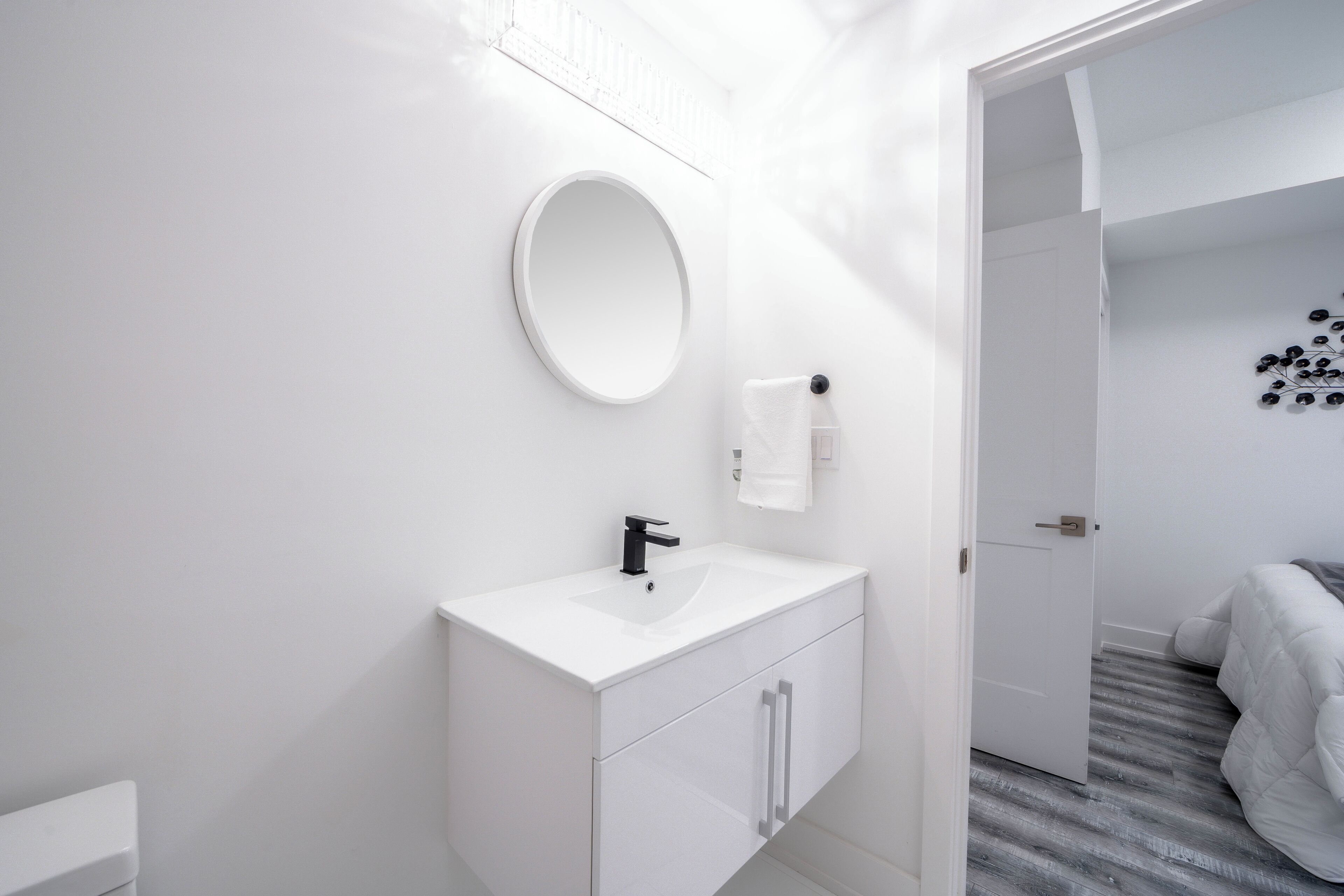 Douche, séchoir à cheveux, serviettes fournies, savon