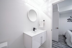 Douche, sèche-cheveux, serviettes fournies, savon