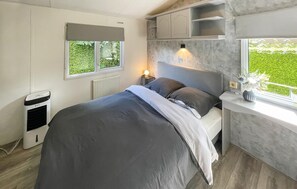 2 bedrooms, travel crib, free WiFi - Stunning (sta)caravan in Tzummarum (Tzummarum)