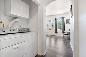 Interior - Fabulous 3-bedroom 2-bath unit centrally located near Universal/Hollywood for 6+ (Los Angeles)