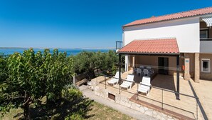 Un edificio a due piani con un balcone che si affaccia su una spiaggia.
