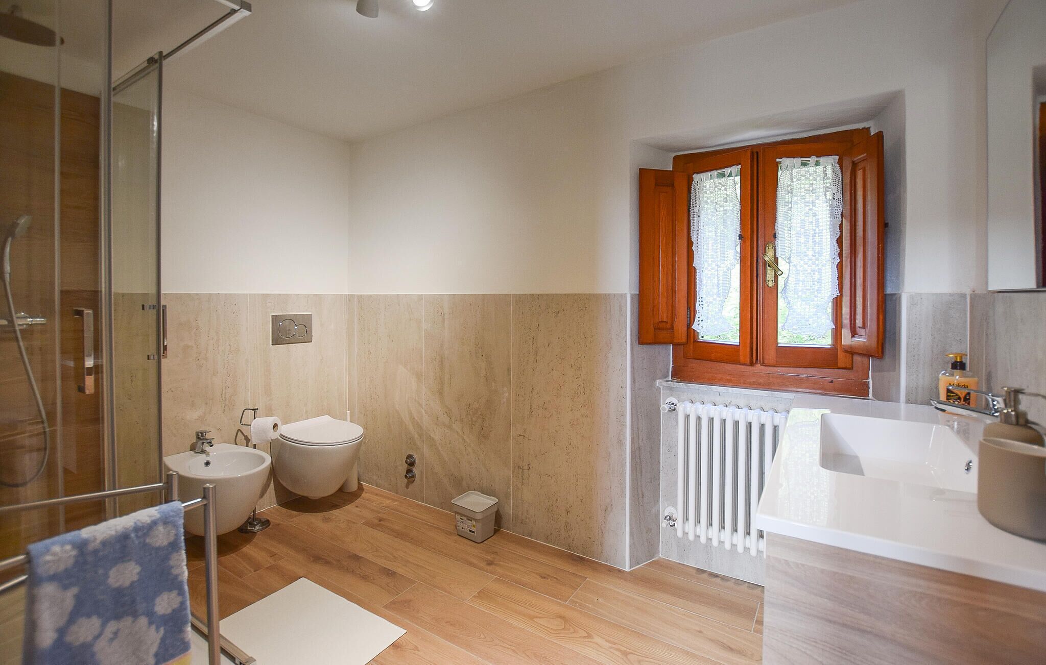 Ein Badezimmer mit Dusche, Toilette, Bidet und Waschbecken.