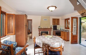 Dining - 3 bedroom pet friendly home in Barga (Barga)