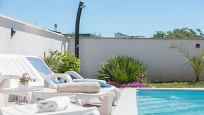 A poolside area with lounge chairs and a swimming pool. - Beautiful apartment in Umag (Umag)