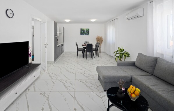 TV - Cozy apartment in Umag with WiFi (Umag)