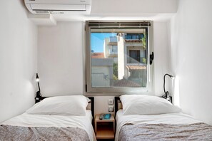 1 bedroom, WiFi, bed sheets - Near Athens airport (Studio 14²) Sea side Studio & shopping center of city (Artemis)