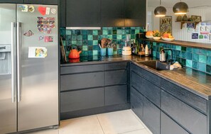 Kjøleskap, ovn, kokeplater og oppvaskmaskin