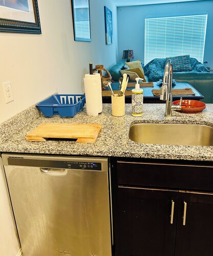 Convenient modern  2-bedroom Track-Condo