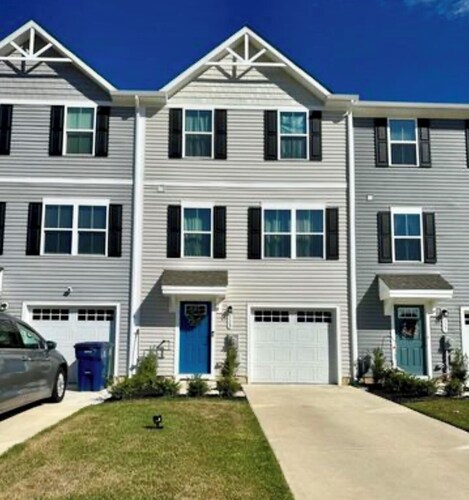Convenient modern  2-bedroom Track-Condo