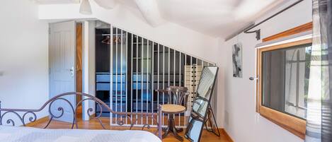 4 室のベッドルーム、WiFi (無料)、ベッドシーツ