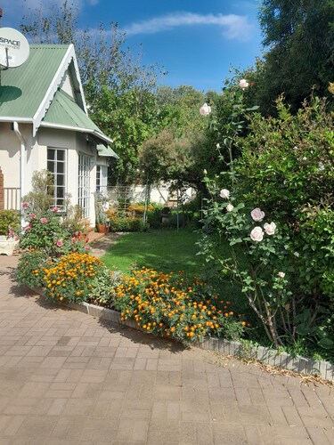 Cozy 2-bedroom townhome in charming Boksburg with WiFi