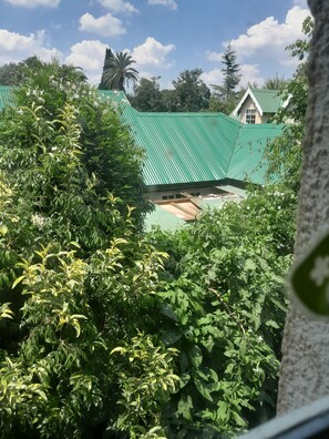 Property grounds - Cozy 2-bedroom townhome in charming Boksburg with WiFi (Boksburg)