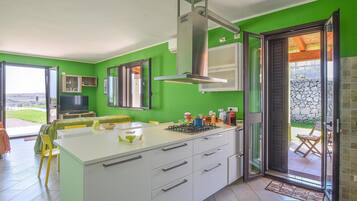 Réfrigérateur, plaque de cuisson, lave-vaisselle, cafetiÚre/bouilloire