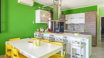 Réfrigérateur, plaque de cuisson, lave-vaisselle, cafetiÚre/bouilloire