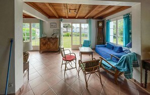 Fireplace, stereo - 2 bedroom gorgeous home in l'île-d'yeu (L'Île-d'Yeu)