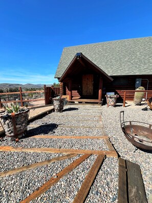 Property grounds - Cozy cabin with 1 bedroom and WiFi, AC in delightful Kingman (Kingman)
