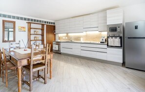 Fridge, dishwasher, coffee/tea maker