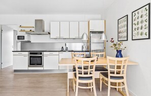 Frigorífico, microondas, placa de cocina y lavavajillas
