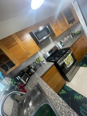 Refrigerador, microondas, horno y parrilla de estufa 