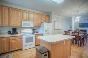 Køleskab, mikrobølgeovn, ovn, kogeplade