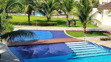 13 室外游泳池,池畔遮阳伞,日光浴躺椅