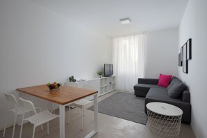 Appartement | Coin séjour | Télévision à écran plat de 35 pouces avec chaînes numériques