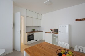 Apartamento | Cozinha privada | Geladeira, micro-ondas, fogão, cooktop
