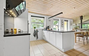 Fridge, stovetop, dishwasher, coffee/tea maker - Lovely home in Glesborg with sauna (Glesborg)