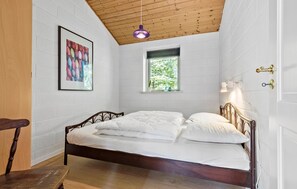 4 bedrooms, travel cot, free WiFi - Lovely home in Glesborg with sauna (Glesborg)