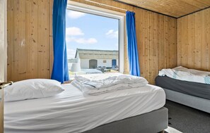 5 bedrooms, travel crib, free WiFi