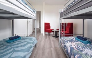 4 Schlafzimmer, Reisekinderbett