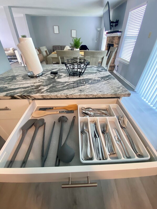 Dining - Spacious 5BR-Central & Group Friendly (Noblesville)