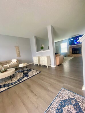 Smart TV - Spacious 5BR-Central & Group Friendly (Noblesville)