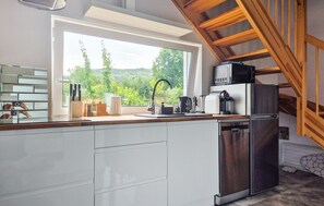 Refrigerador, microondas, lavavajillas y cafetera y tetera 