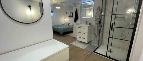 1 slaapkamer, een bureau, een strijkplank/strijkijzer, wifi (toeslag)