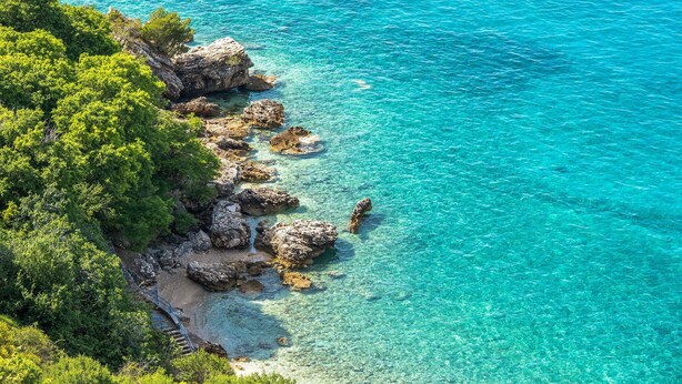 A coastal landscape with clear turquoise waters, rocky outcrops, and dense green foliage. - Amazing apartment in Stara Baska with WiFi (Stara Baska)