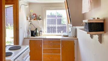 Frigorífico, horno, placa de cocina y cafetera o tetera
