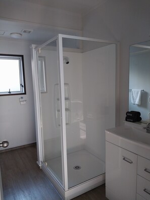 Appartement, vue partielle sur la mer, rez-de-chaussée | Salle de bain