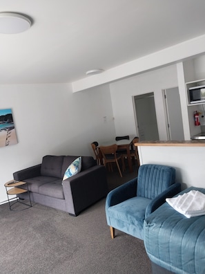 Apartment, Partial Sea View, Ground Floor | Iron/ironing board, free WiFi, bed sheets - Bayview Motel (Paihia)