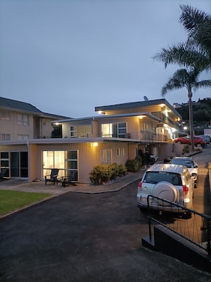 Front of property - evening/night - Bayview Motel (Paihia)