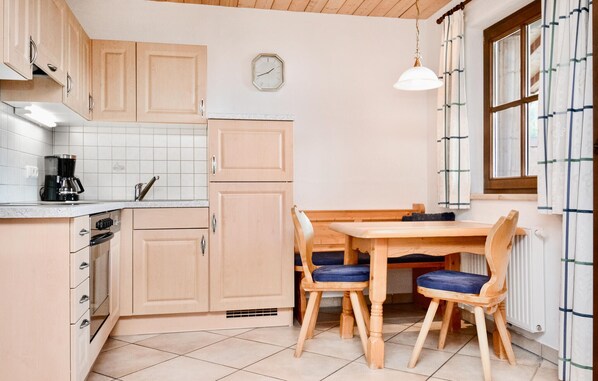 Kylskåp, spishäll, diskmaskin och kaffe- och tebryggare