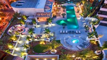 Alberca al aire libre y alberca climatizada