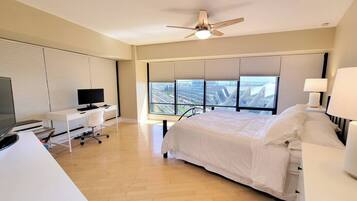 2 habitaciones, escritorio y tabla de planchar con plancha