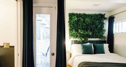 The Creekside Victorian Retreat- Charming house w/ AC & WIFI in downtown NC